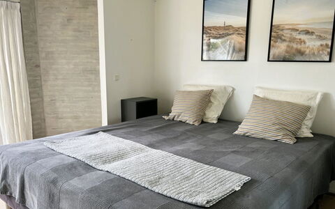Annalina - 230M from the Sea: Bett, Möbel, Bedding, Schlafzimmer, Interior Design, Fussboden, Bettdecke, Flooring, Linens, Holz