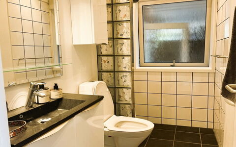 Annalina - 230M from the Sea: Toilleten Sitz, Badezimmer, Armatur, Toilette, Wand, Flooring, Interior Design, Fussboden, Installation, Sinken