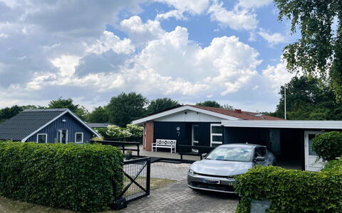 Annalina - 230M from the Sea: Haus, Wohngebiet, Zuhause, Dach, Hütte, Auffahrt, Vorort, Luxus-Fahrzeug, Estate, Parkplatz