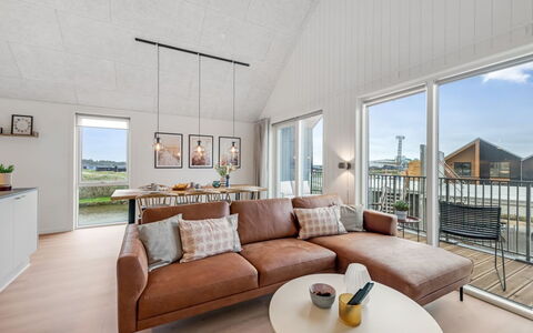 Thormund - 400M from the Sea: Holz, Flooring, Möbel, Fussboden, Interior Design, Couch, Holzboden, Decke, Wohnzimmer, Zuhause