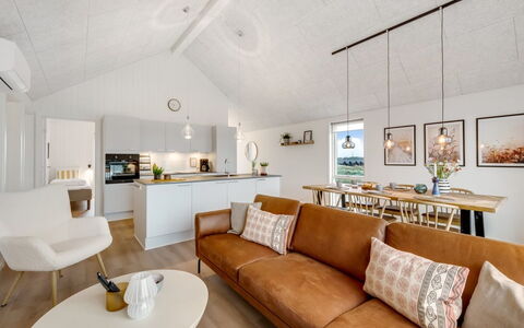 Thormund - 400M from the Sea: Flooring, Interior Design, Holz, Couch, Decke, Fussboden, Möbel, Wohnzimmer, Zuhause, Light Fixture