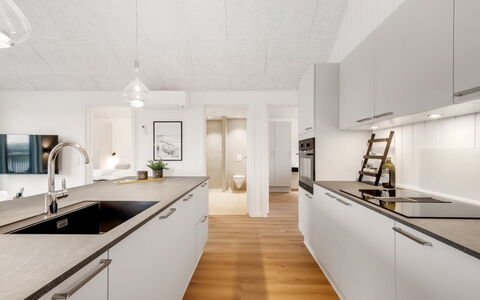 Thormund - 400M from the Sea: Küche, Flooring, Interior Design, Holz, Decke, Countertop, Fussboden, Küchengerät, Holzboden, Light Fixture