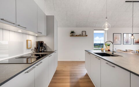 Thormund - 400M from the Sea: Küche, Flooring, Decke, Fussboden, Interior Design, Countertop, Küchengerät, Major Appliance
