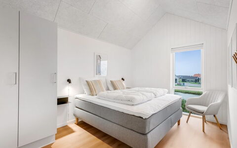 Thormund - 400M from the Sea: Decke, Schlafzimmer, Bedding, Daylighting, Bett, Bettdecke, Bettrahmen, Hotel