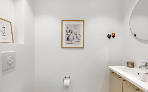 Thormund - 400M from the Sea: Wand, Interior Design, Armatur, Flooring, Fussboden, Badezimmer, Beleuchtung, Installation, Decke, Bad Sink