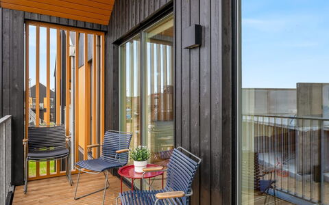 Thormund - 400M from the Sea: Holz, Verbundwerkstoff, Wohnung, Hartholz, Planke, Holzbeize, Balkon, Abstellgleis, Deck