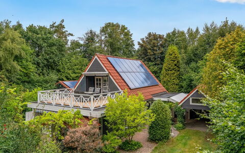 Lonneke - from the Sea: Dach, Haus, Grundstueck, Zuhause, Hütte, Estate, Gartenbauten, Schatten, Blockhaus, Landscaping