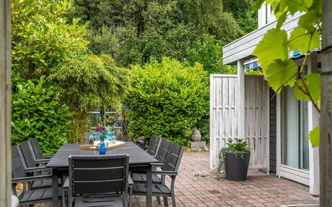 Lonneke - from the Sea: Dach, Haus, Grundstueck, Zuhause, Hütte, Estate, Gartenbauten, Schatten, Blockhaus, Landscaping