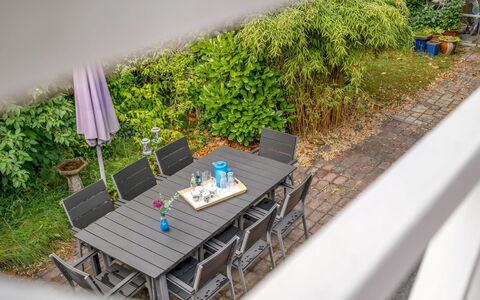 Lonneke - from the Sea: Dach, Haus, Grundstueck, Zuhause, Hütte, Estate, Gartenbauten, Schatten, Blockhaus, Landscaping