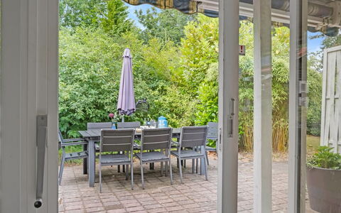 Lonneke - from the Sea: Dach, Haus, Grundstueck, Zuhause, Hütte, Estate, Gartenbauten, Schatten, Blockhaus, Landscaping