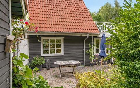 Lonneke - from the Sea: Dach, Haus, Grundstueck, Zuhause, Hütte, Estate, Gartenbauten, Schatten, Blockhaus, Landscaping