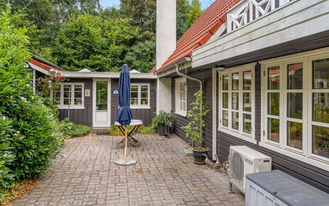 Lonneke - from the Sea: Dach, Haus, Grundstueck, Zuhause, Hütte, Estate, Gartenbauten, Schatten, Blockhaus, Landscaping