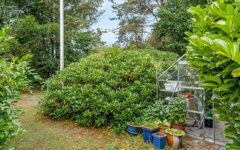 Lonneke - from the Sea: Dach, Haus, Grundstueck, Zuhause, Hütte, Estate, Gartenbauten, Schatten, Blockhaus, Landscaping