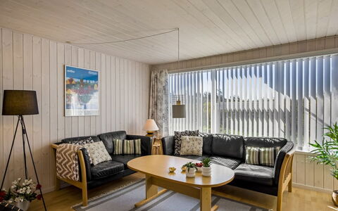 Ingalil - 200M from the Sea: Möbel, Interior Design, Holz, Couch, Decke, Flooring, Wohnzimmer, Fussboden, Zuhause, Beleuchtung