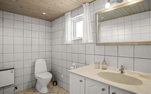 Ingalil - 200M from the Sea: Flooring, Wand, Armatur, Fussboden, Holz, Interior Design, Sinken, Badezimmer, Decke, Zapfhahn