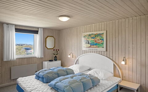 Ingalil - 200M from the Sea: Schlafzimmer, Holz, Decke, Interior Design, Bett, Bettdecke, Bedding, Möbel, Bettrahmen, Fussboden