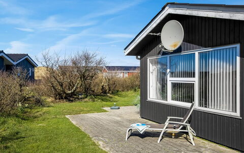 Ingalil - 200M from the Sea: Haus, Zuhause, Hütte, Dach, Abstellgleis, Schatten, Schuppen, Garten, Gartenbauten, Veranda