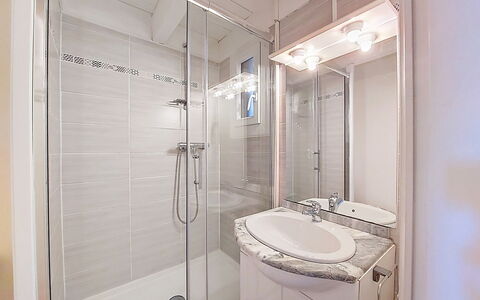 La Bressado: Armatur, Interior Design, Badezimmer, Flooring, Fussboden, Sinken, Bad Sink, Installation, Dusche, Zapfhahn