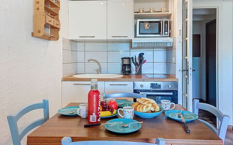 La Bressado: Möbel, Interior Design, Flooring, Holz, Küche, Major Appliance, Fussboden, Zimmer, Countertop, Küchengerät