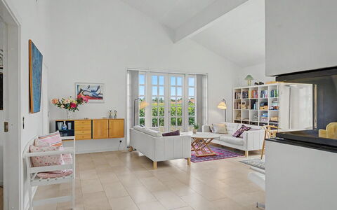Ion - 1Km from the Sea: Möbel, Flooring, Interior Design, Fussboden, Wand, Couch, Decke, Holz, Wohnzimmer, Zimmer