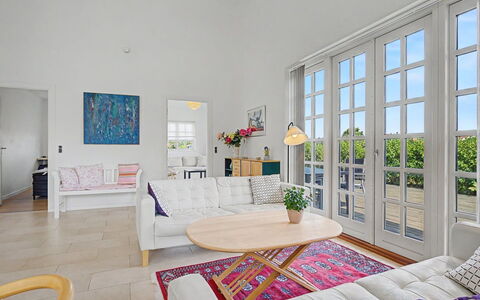 Ion - 1Km from the Sea: Möbel, Interior Design, Flooring, Fussboden, Couch, Holz, Decke, Wohnzimmer, Tabelle, Zimmer
