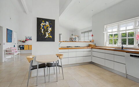 Ion - 1Km from the Sea: Flooring, Interior Design, Fussboden, Möbel, Holz, Decke, Küche, Holzboden, Stuhl, Countertop