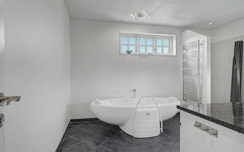 Ion - 1Km from the Sea: Flooring, Fussboden, Interior Design, Armatur, Decke, Badezimmer, Badewanne, Installation, Fliese, Verbundwerkstoff
