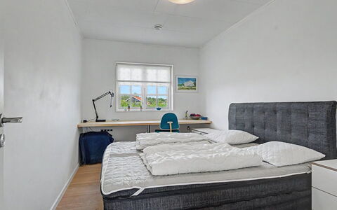 Ion - 1Km from the Sea: Schlafzimmer, Bett, Möbel, Fussboden, Flooring, Bedding, Bettrahmen, Bettdecke, Wohnung, Zimmer