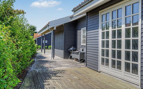 Ion - 1Km from the Sea: Holz, Zuhause, Abstellgleis, Tür, Verbundwerkstoff, Schatten, Hütte, Garten, Garten, Veranda