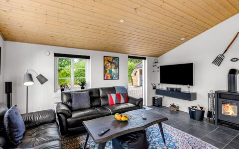 Meindor - 450M to the Fjord: Holz, Möbel, Couch, Interior Design, Wohnzimmer, Decke, Zimmer, Zuhause, Flooring