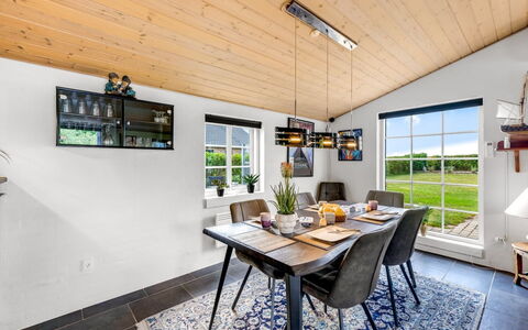 Meindor - 450M to the Fjord: Interior Design, Möbel, Flooring, Küche & Esszimmer Tisch, Zuhause, Tabelle, Decke, Esszimmer, Fussboden, Stuhl