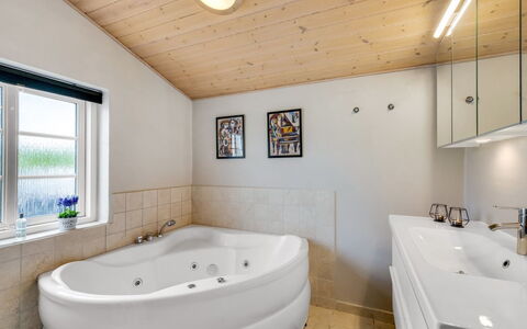 Meindor - 450M to the Fjord: Armatur, Flooring, Interior Design, Badezimmer, Decke, Fussboden, Badewanne, Installation, Zimmer, Zuhause