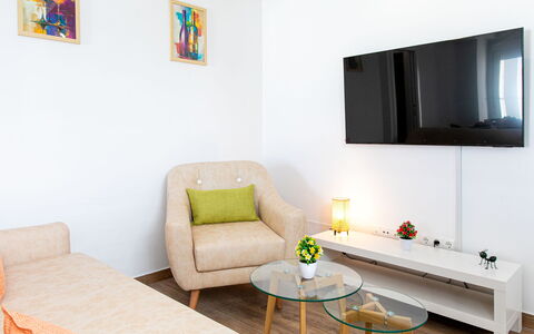Elvix Nerja Center a: Möbel, Interior Design, Couch, Wand, Flooring, Fussboden, Wohnzimmer, Zimmer, Holz, Zuhause