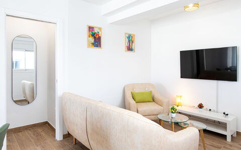 Elvix Nerja Center a: Möbel, Interior Design, Couch, Flooring, Wand, Fussboden, Wohnzimmer, Holz, Zimmer, Zuhause