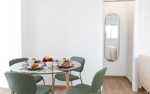 Elvix Nerja Center a: Möbel, Interior Design, Holz, Flooring, Tabelle, Fussboden, Stuhl, Esszimmer, Küche & Esszimmer Tisch, Zimmer