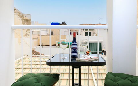 Elvix Nerja Center a: Möbel, Stuhl, Interior Design, Gartenmöbel, Wohnung, Balkon, Tisch Im Freien, Klappstuhl, Holzbeize, Kaffetisch