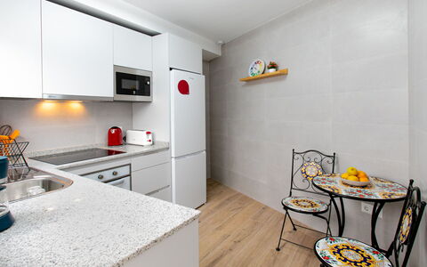 Elvix Nerja Center a: Küche, Wand, Flooring, Countertop, Major Appliance, Interior Design, Fussboden, Küchengerät, Möbel, Zimmer