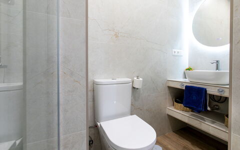 Elvix Nerja Center a: Toilleten Sitz, Badezimmer, Toilette, Armatur, Flooring, Wand, Fussboden, Interior Design, Sinken, Installation