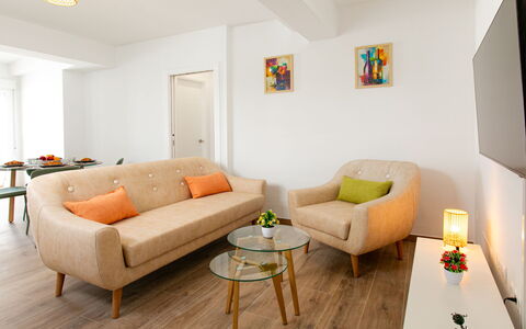Elvix Nerja Center a: Möbel, Interior Design, Flooring, Couch, Fussboden, Holz, Zimmer, Wohnzimmer, Textil, Decke