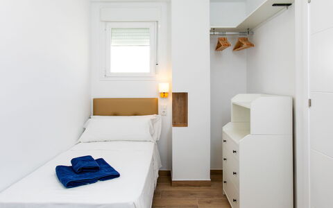 Elvix Nerja Center a: Holz, Interior Design, Flooring, Fussboden, Zimmer, Schlafzimmer, Möbel, Bett, Wohnung, Decke