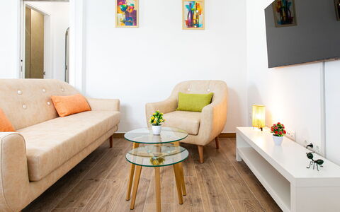 Elvix Nerja Center a: Möbel, Interior Design, Flooring, Couch, Wand, Fussboden, Holz, Wohnzimmer, Zimmer, Holzboden