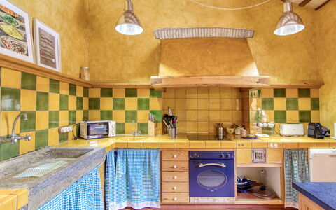 Mas Nualart: Küche, Interior Design, Flooring, Küchengerät, Countertop, Holz, Herd, Major Appliance, Fussboden, Decke