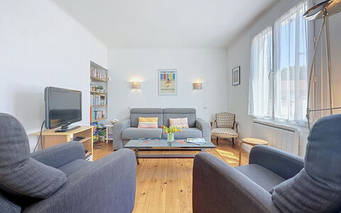 Claire Joie: Möbel, Interior Design, Couch, Flooring, Fussboden, Zimmer, Wohnzimmer, Decke, Tabelle, Wohnung