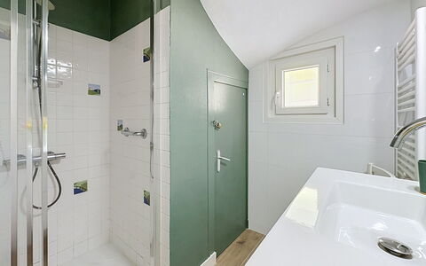 Claire Joie: Badezimmer, Armatur, Wand, Flooring, Fussboden, Interior Design, Toilette, Decke, Zapfhahn, Bad Sink