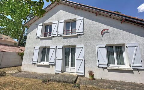 Claire Joie: Wand, Gebäude, Fenster, Haus, Zuhause, Wohngebiet, Tür, Menschliche Siedlung, Hütte, Abstellgleis