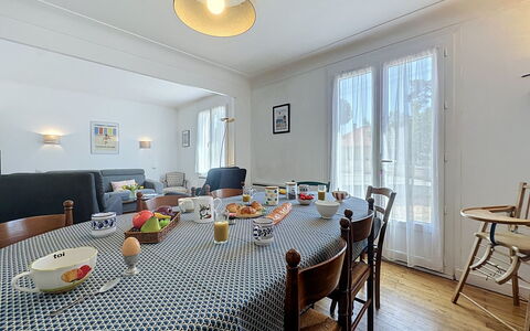Claire Joie: Möbel, Interior Design, Flooring, Holz, Stuhl, Tabelle, Küche & Esszimmer Tisch, Fussboden, Esszimmer, Zuhause