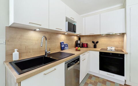 Claire Joie: Countertop, Küche, Küchengerät, Cabinetry, Major Appliance, Flooring, Interior Design, Holz, Sinken, Armatur