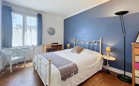 Claire Joie: Bett, Schlafzimmer, Möbel, Bedding, Wand, Interior Design, Bettdecke, Decke, Flooring, Fussboden