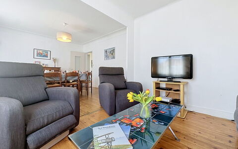 Claire Joie: Möbel, Interior Design, Couch, Flooring, Zimmer, Fussboden, Wohnzimmer, Wohnung, Decke, Tabelle