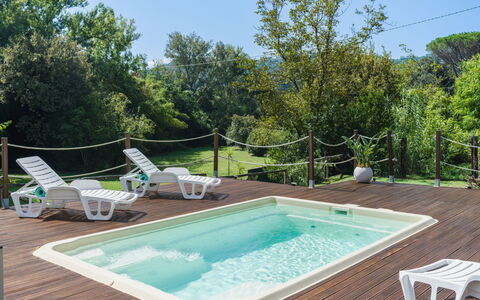 Casa Lulù: Schwimmbad, Gartenmöbel, Freizeit, Verbundwerkstoff, Resort, Garten, Deck, Schatten, Regenschirm